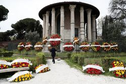 Hàng nghìn quan tài chất đống ở Rome, nhân viên nhà tang lễ biểu tình