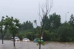 Đại lộ Thăng Long ngập như sông, nhiều ô tô xe máy 'bì bõm'