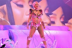Màn trình diễn của Cardi B trên sân khấu Grammy nhận khiếu nại vì phản cảm