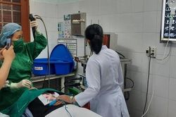 Người phụ nữ ho ra máu sau khi nuốt nhầm hạt hồng xiêm