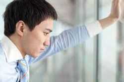 Đi công tác về giữa đêm khuya, lật chăn thấy người đàn ông ở trần nằm ngủ ngon lành, tôi tức nghẹn mà không làm được gì