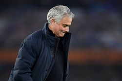 Fan Tottenham nổi điên, đòi sa thải Mourinho ngay lập tức