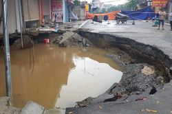 Sau khi nở ra hơn 100m2, 'hố tử thần' ở Hà Nội tiếp tục sụt lún rộng sau trận mưa lớn