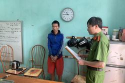 Phẫn nộ gã bố dượng mất nhân tính trói tay ông nội để cưỡng hiếp con gái riêng của vợ