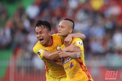 'Siêu phẩm' của Quốc Phương giúp Đông Á Thanh Hóa đánh bại Topenland Bình Định