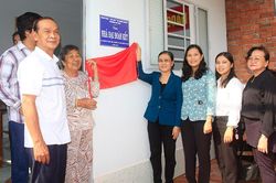 Trao nhà Đại đoàn kết cho hộ khó khăn phường Mỹ Quý