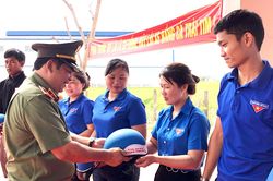 Công an tỉnh Gia Lai ra quân tuyên truyền về trật tự an toàn giao thông