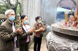 Hàng nghìn người đội mưa về dâng hương dịp Giỗ Tổ Hùng Vương