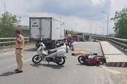 Xe đầu kéo va chạm xe máy tại dốc cầu Kinh Xáng, một người tử vong