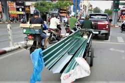 Hiểm họa từ những chiếc xe chở tôn trên đường