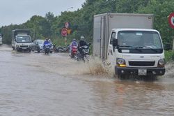 Hà Nội mưa tầm tã, đường gom Đại lộ Thăng Long ngập sâu cả mét