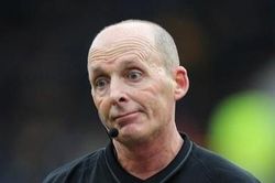 Pha thổi còi khiến cầu thủ Man City tức giận