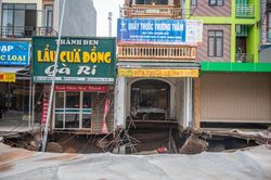 San lấp 'hố tử thần' ở Hà Nội