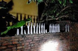 Đi đêm gặp phải hàng rào kiểu này thì... sợ phát khiếp
