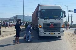 Xe container cuốn xe đạp điện vào gầm, người phụ nữ chết thảm trên đường đi khám bệnh