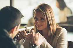 Chồng bị ngộ độc phải về nhà giữa trưa và sự thật chết lặng sau khi cửa mở