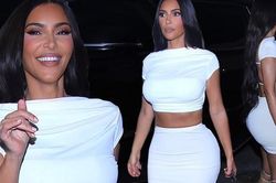 Kim Kardashian sau thành tỷ phú USD, nhan sắc thăng hạng, mặc ngày càng sexy 'khó cưỡng'