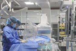 Đang xem tivi, người phụ nữ Hà Nội đột nhiên liệt nửa người