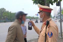 Uống vài lon bia khi đi họp lớp, đôi bạn vi phạm nồng độ cồn 'kịch khung'