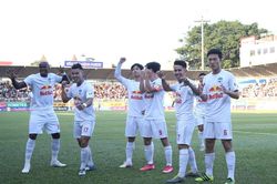 Điểm nhấn vòng 10 V.League 2021: HAGL thăng hoa, kịch tính đua tốp