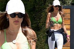 Alessandra Ambrosio mặc áo bra ra đường, thân hình tuổi 40 đáng ghen tỵ