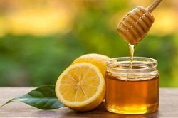 Tẩy sạch lông mặt với vài giọt chanh và mật ong