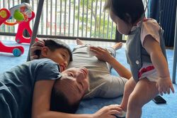 Biểu cảm độc đáo của con gái Cường Đô La khi ngồi 'xế' xịn được bố thiết kế riêng