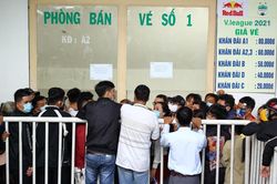 Hàng nghìn người vây kín và tranh nhau mua vé xem HAGL từ 5 giờ sáng, bầu Đức sướng!