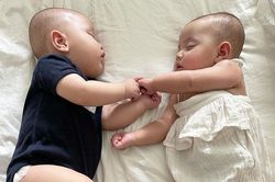 Hà Hồ khoe khoảnh khắc Lisa - Leon nắm chặt tay nhau khi ngủ: Sức mạnh tình thân, sinh đôi có khác!