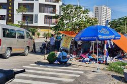 Một người đàn ông chết bên lề đường