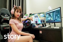 Nữ streamer kiếm tiền nhờ lái xe khách online