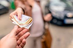 Nói dối tốt nghiệp trường danh tiếng để lừa tiền mẹ bạn gái