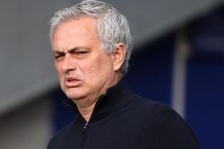 Tottenham sa thải Mourinho
