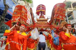 Chui qua kiệu rước để cầu mong may mắn