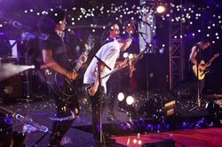 'Bức Tường trở về' - Mạnh mẽ là sự lựa chọn duy nhất