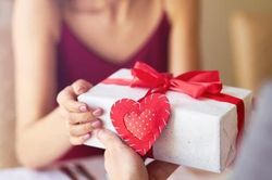 Dốc lòng dốc sức cung phụng chồng trẻ, quý bà ngã quỵ khi một ngày biết tin này