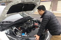 Đừng tiếc vài phút mở nắp capo kiểm tra trước mỗi chuyến đi
