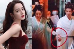 Địch Lệ Nhiệt Ba bị soi cảnh tươi cười nắm tay Nhậm Gia Luân, vẻ 'thờ ơ' của nhà trai gây chú ý