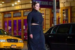 Ashley Graham diện đầm bó trong buổi trình diễn ngoài trời của Michael Kors