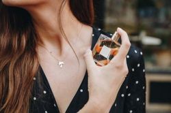 Điểm danh những vị trí trên cơ thể mà bạn tuyệt đối không nên xịt nước hoa
