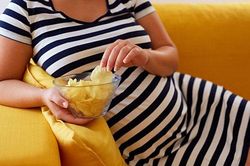 Chăm sóc bà bầu đúng cách trong mùa hè