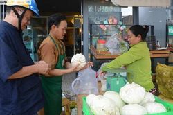 Bắp cải, cà rốt Đà Lạt chờ người Sài Gòn 'ủng hộ dùm'