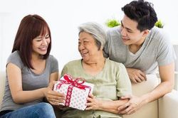 Mẹ chồng gỡ hàng rào ngăn cách với con dâu để cả nhà sum vầy