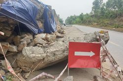 Sạt lở taluy dương Quốc lộ 14B, đất đá lổn nhổn trút xuống lòng đường