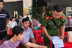 Tưởng bả chó là kẹo mút, hai cháu bé nhặt ăn khiến một bé tử vong
