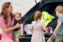 Các nhóc tì nhà William - Kate làm gì khi đi shopping mà mẹ Kate được khen khéo dạy con?