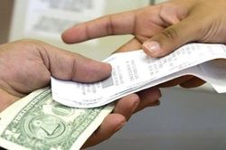 Mỹ: Vào cửa hàng giá rẻ, hai phụ nữ muốn mua phiếu quà tặng bằng tờ tiền 1 triệu đôla