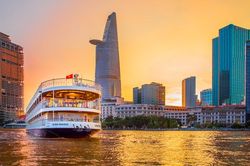 Ăn tối trên tàu giữa Sài Gòn