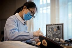 Cô gái Trung Quốc trang điểm cho xác chết