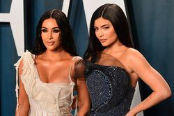Chị em Kim Kardashian đụng hàng áo corset 6.349 USD